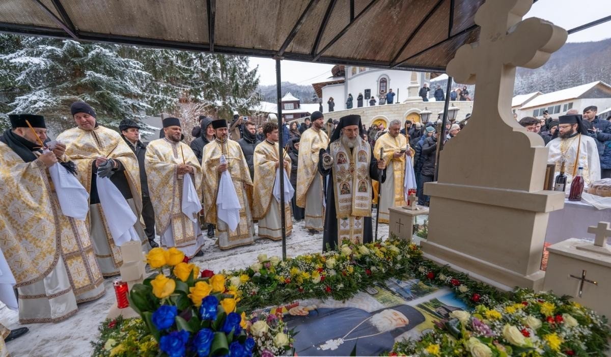 Sfințire catapeteasmă și pomenire la Mănăstirea Berzunți 324040