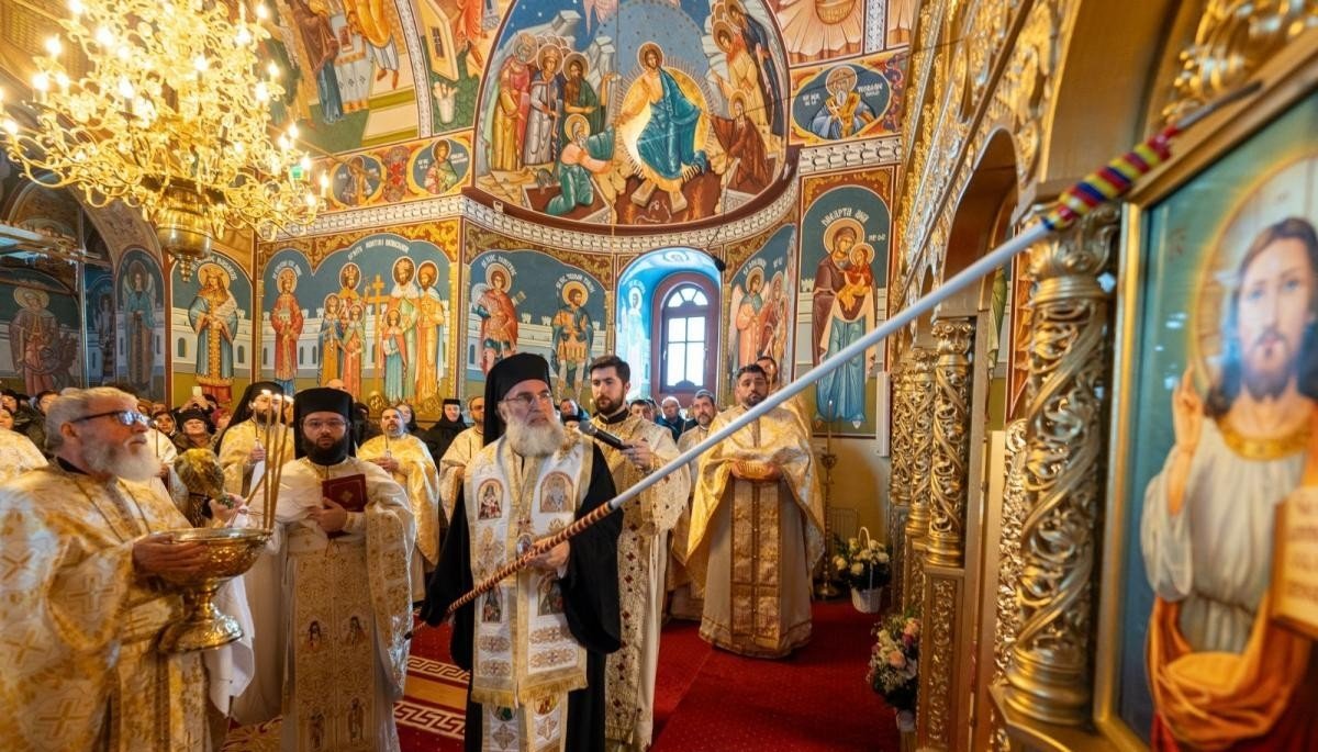 Sfințire catapeteasmă și pomenire la Mănăstirea Berzunți 324041