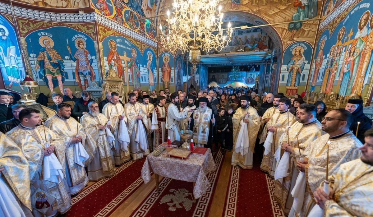 Sfințire catapeteasmă și pomenire la Mănăstirea Berzunți 324042