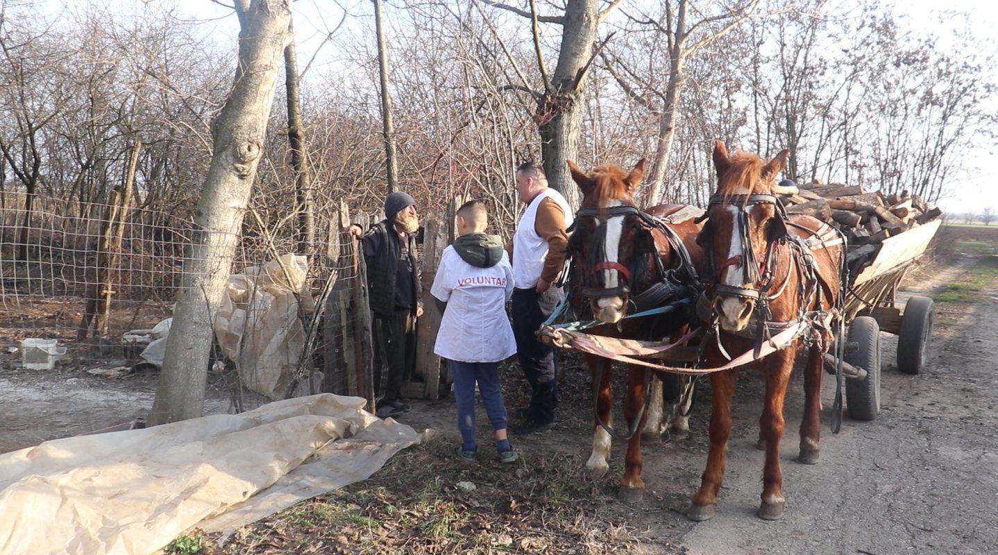 Ajutor în sezonul rece pentru familii din satul Lacu Turcului 324152