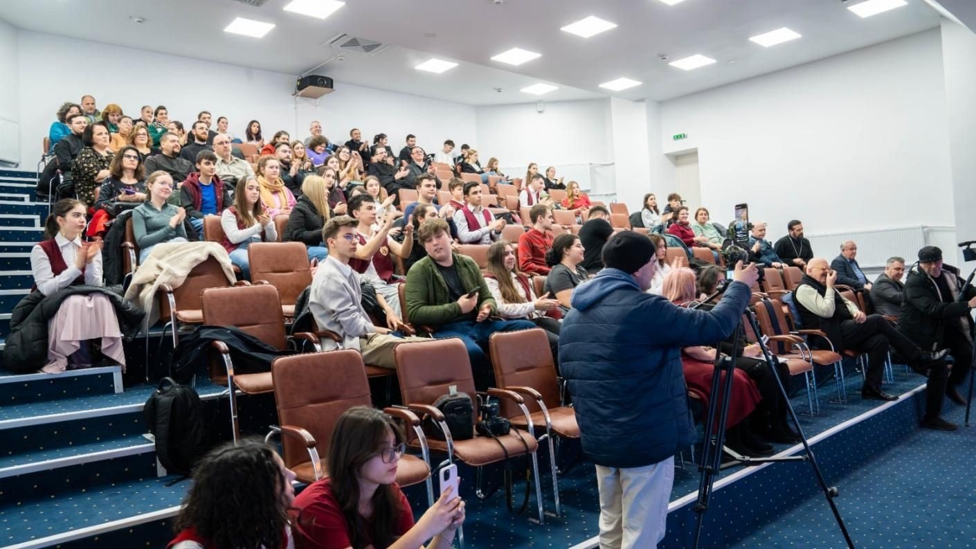 Simpozion dedicat Centenarului Patriarhiei Române la Onești 324236