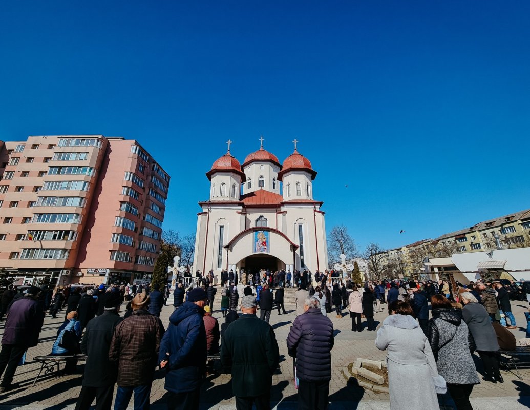 Slujire arhierească la Biserica „Sfânta Ana” din Bistrița 324480
