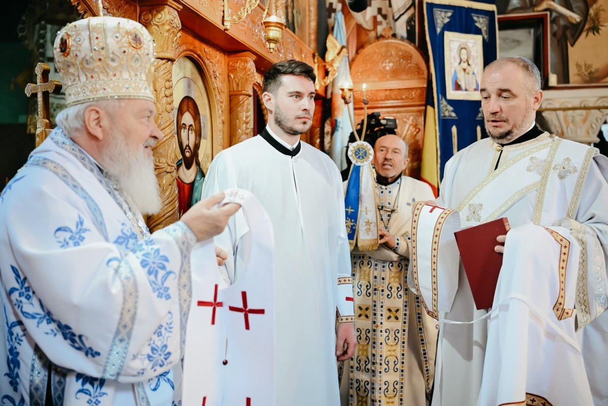 Slujire arhierească la Biserica „Sfânta Ana” din Bistrița 324481