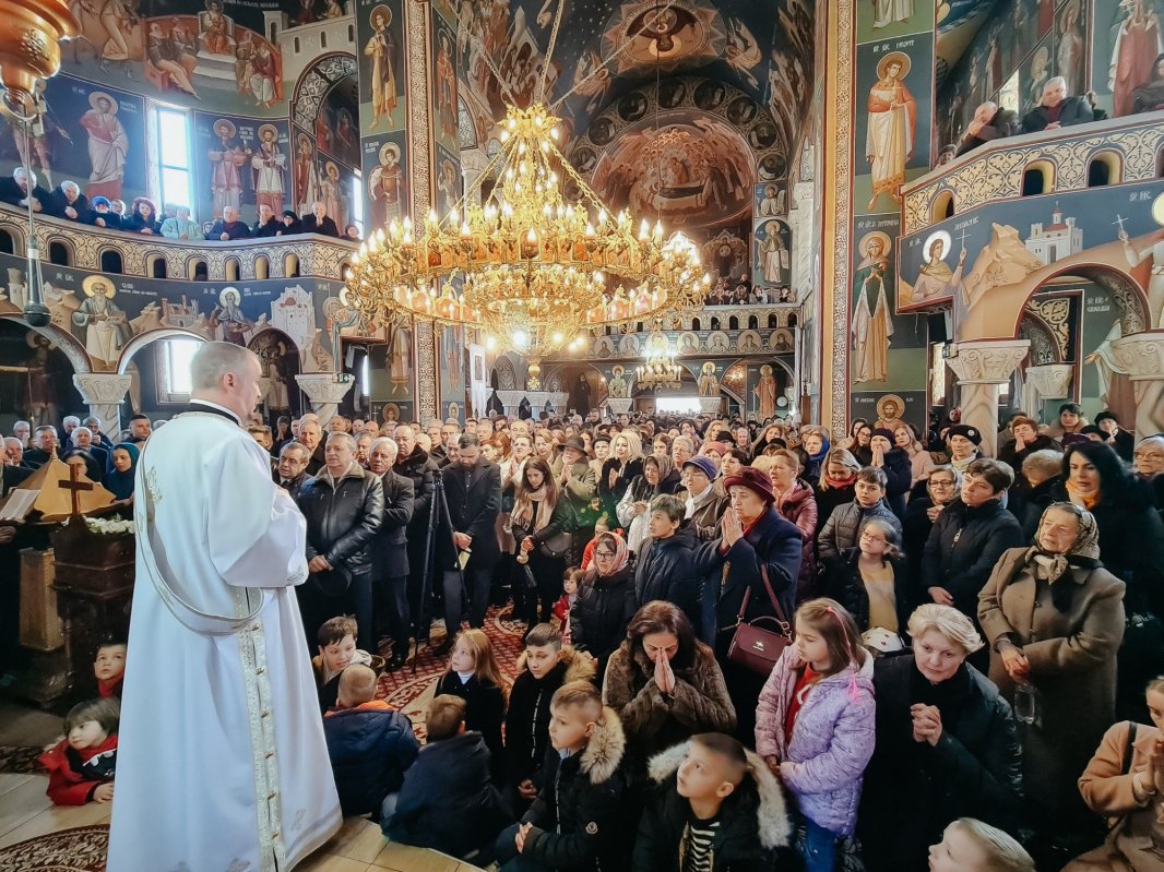Slujire arhierească la Biserica „Sfânta Ana” din Bistrița 324482