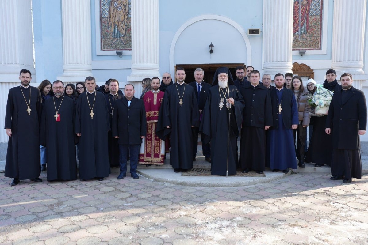 Vizită arhierească la o biserică din localitatea Amara 324492