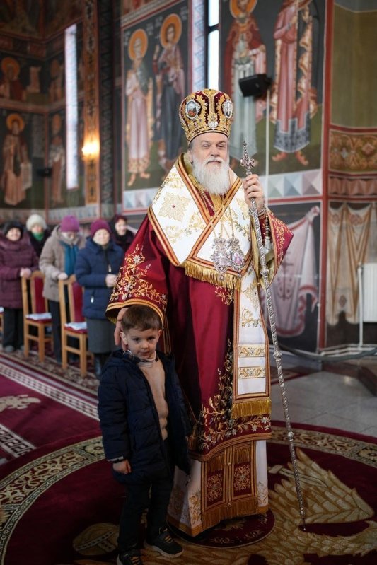 Vizită arhierească la o biserică din localitatea Amara 324493