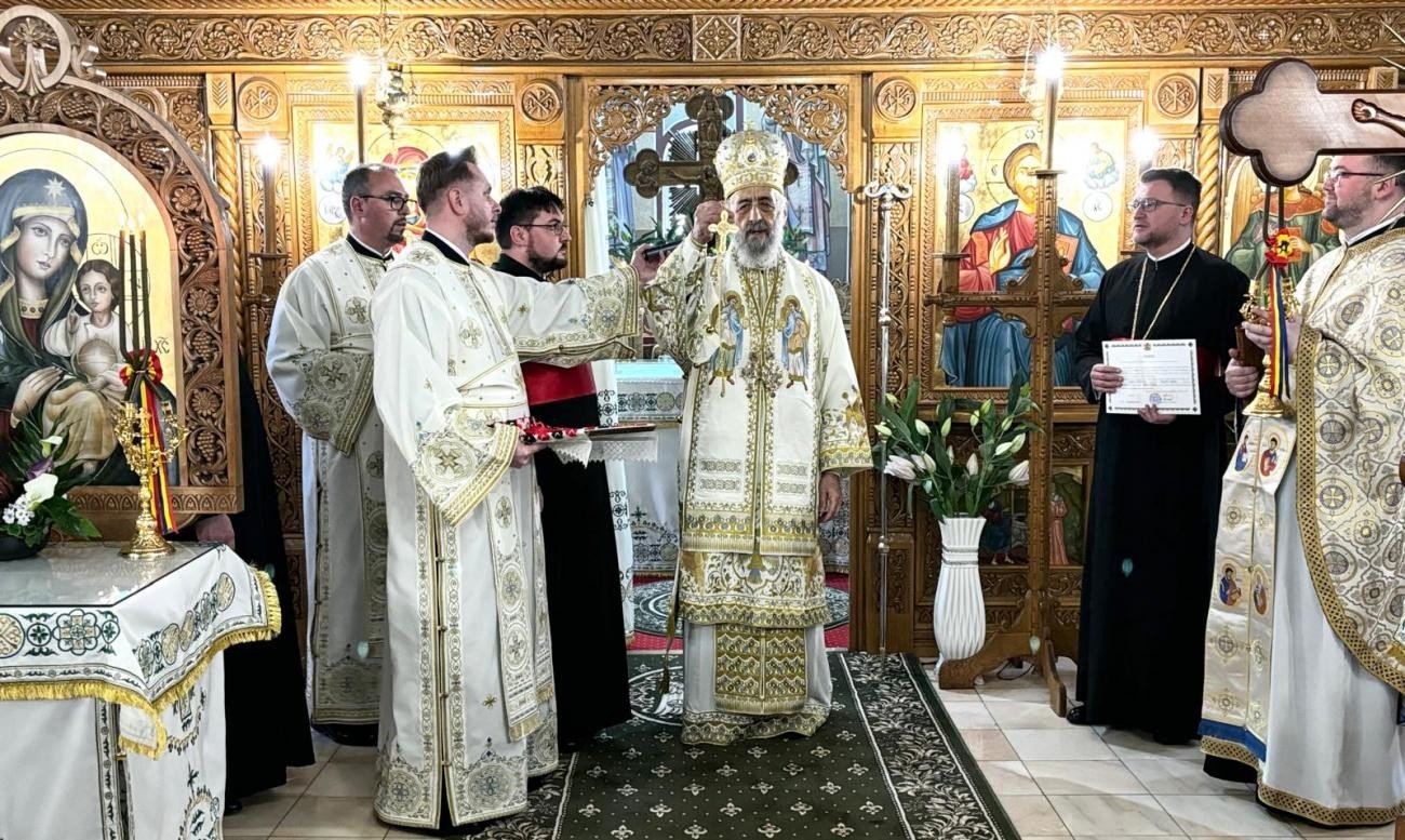 Slujire arhierească la Biserica „Sfinții Trei Ierarhi” din Târgu Mureș 324560