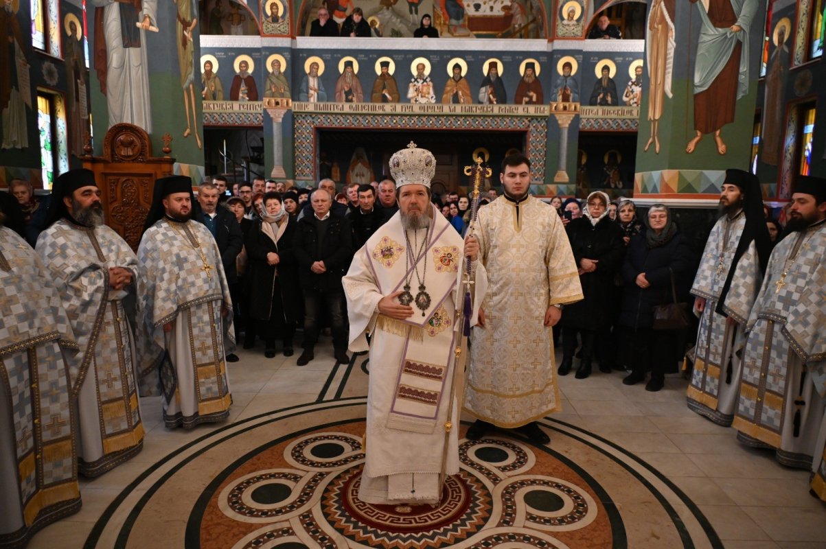 Slujire arhierească la Mănăstirea Izbuc, Episcopia Oradiei 325083
