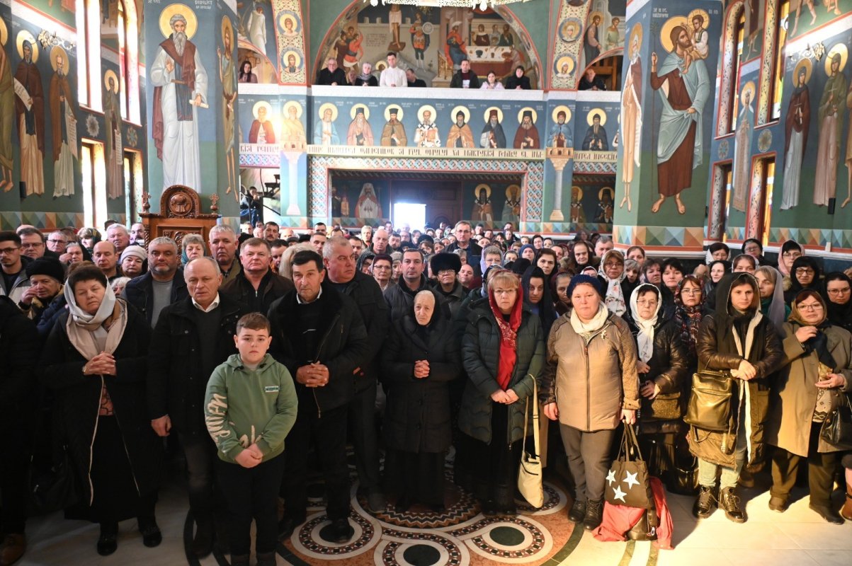 Slujire arhierească la Mănăstirea Izbuc, Episcopia Oradiei 325085