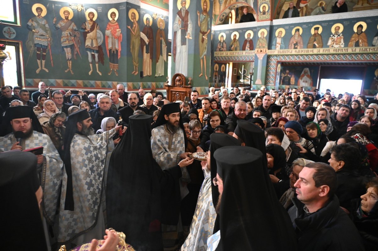 Slujire arhierească la Mănăstirea Izbuc, Episcopia Oradiei 325086