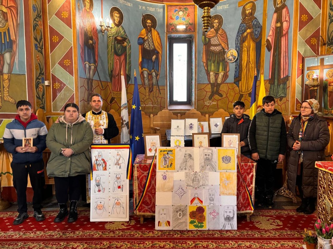 Expoziție dedicată Centenarului Patriarhiei Române într‑o parohie din Călărași 325296