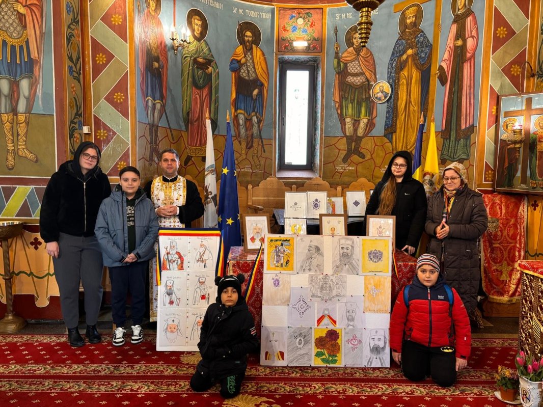 Expoziție dedicată Centenarului Patriarhiei Române într‑o parohie din Călărași 325297