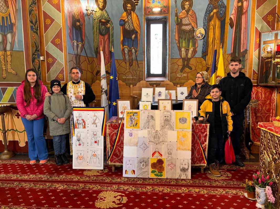 Expoziție dedicată Centenarului Patriarhiei Române într‑o parohie din Călărași 325298