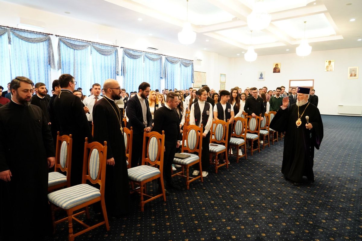 Simpozion dedicat Centenarului Patriarhiei Române la Târgoviște 325302