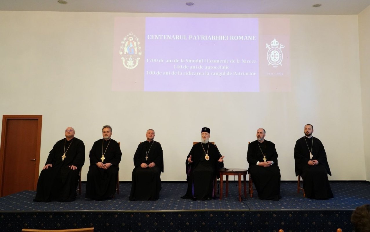 Simpozion dedicat Centenarului Patriarhiei Române la Târgoviște 325303