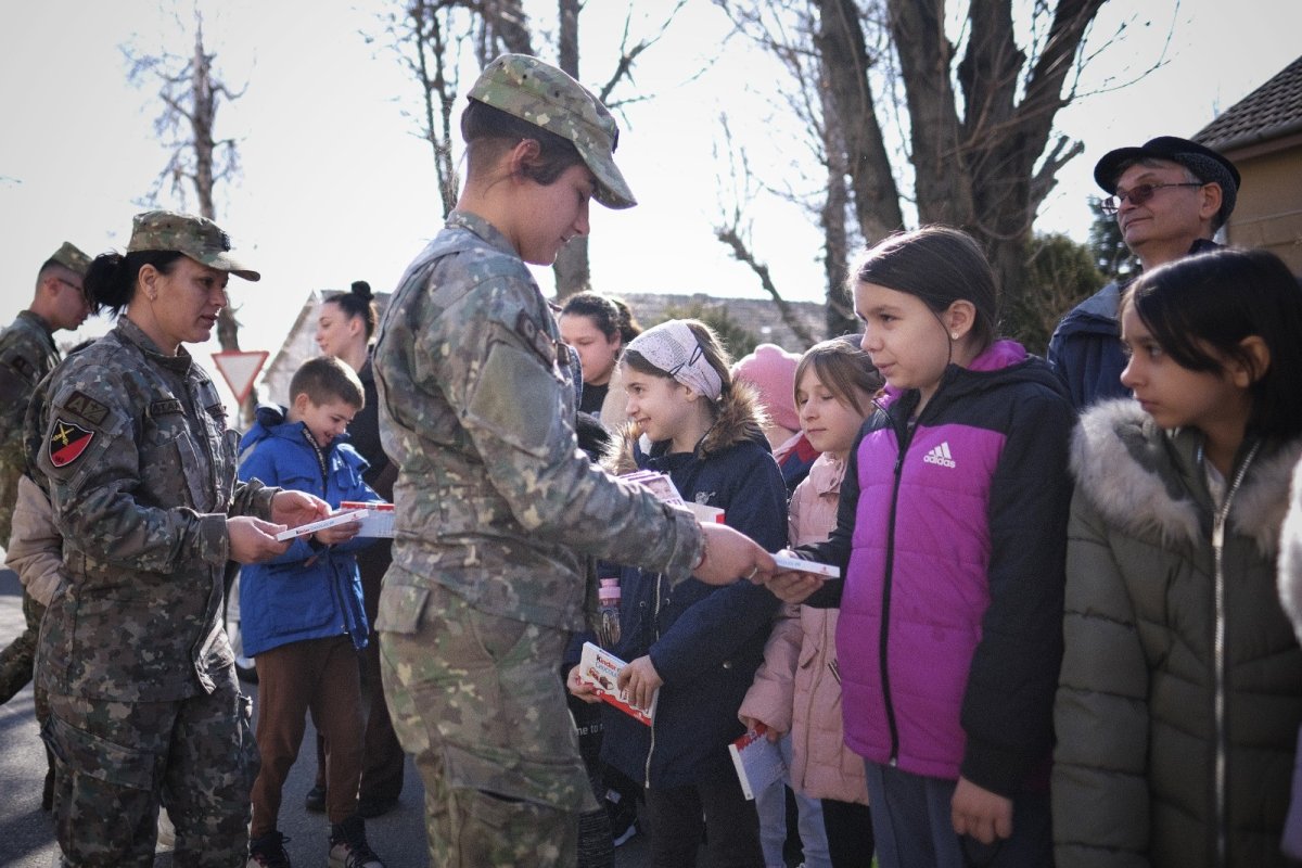 Militari lugojeni alături de persoane vârstnice 325413