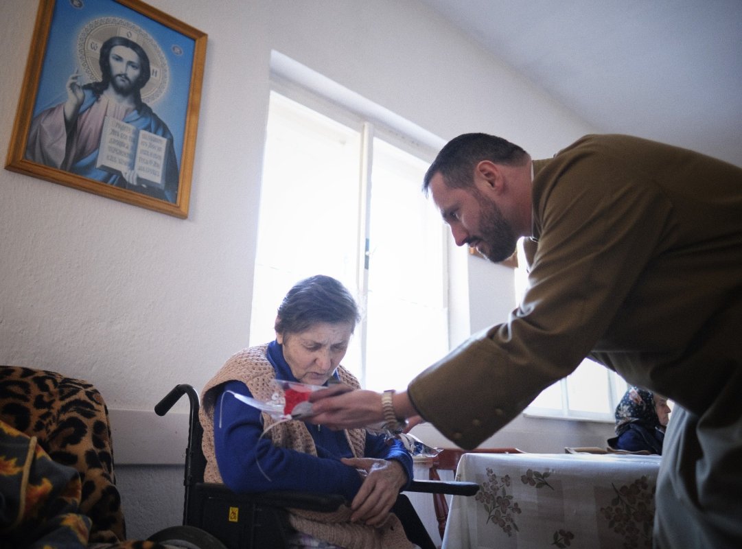 Militari lugojeni alături de persoane vârstnice 325414