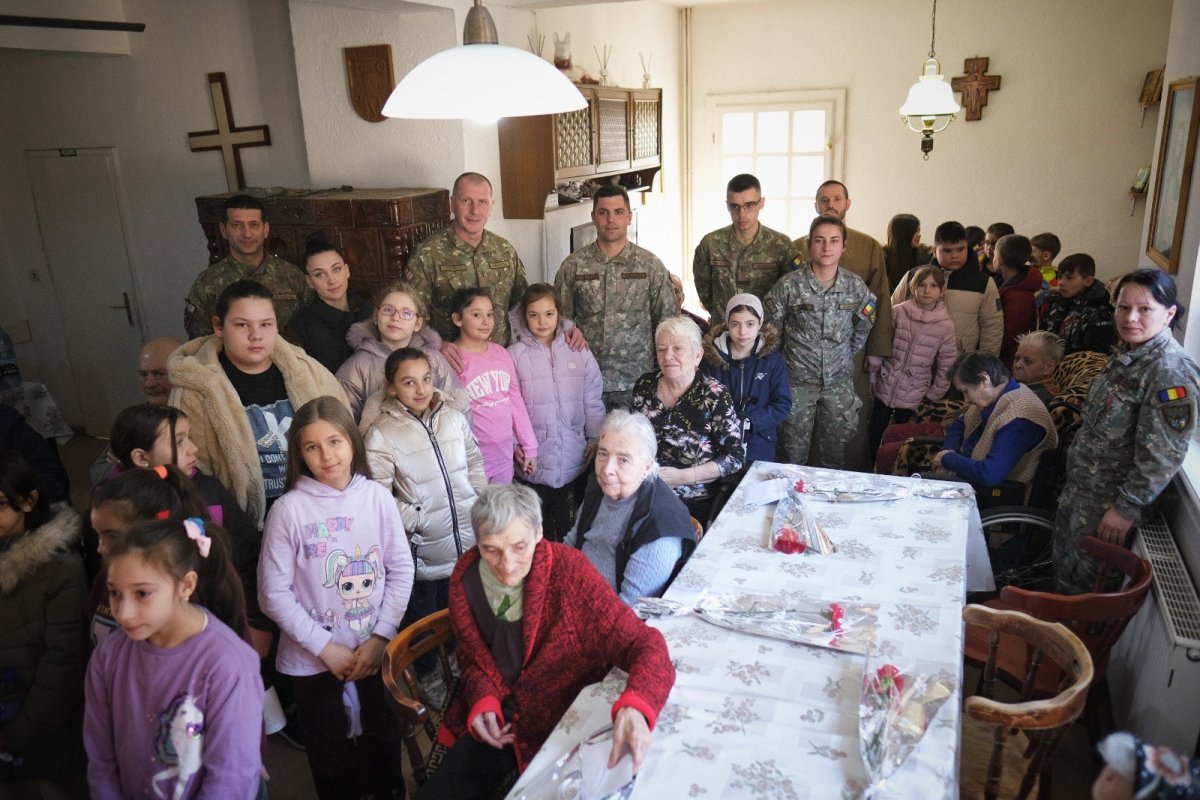 Militari lugojeni alături de persoane vârstnice 325415
