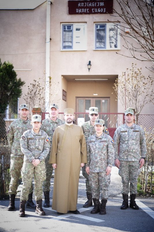 Militari lugojeni alături de persoane vârstnice 325416