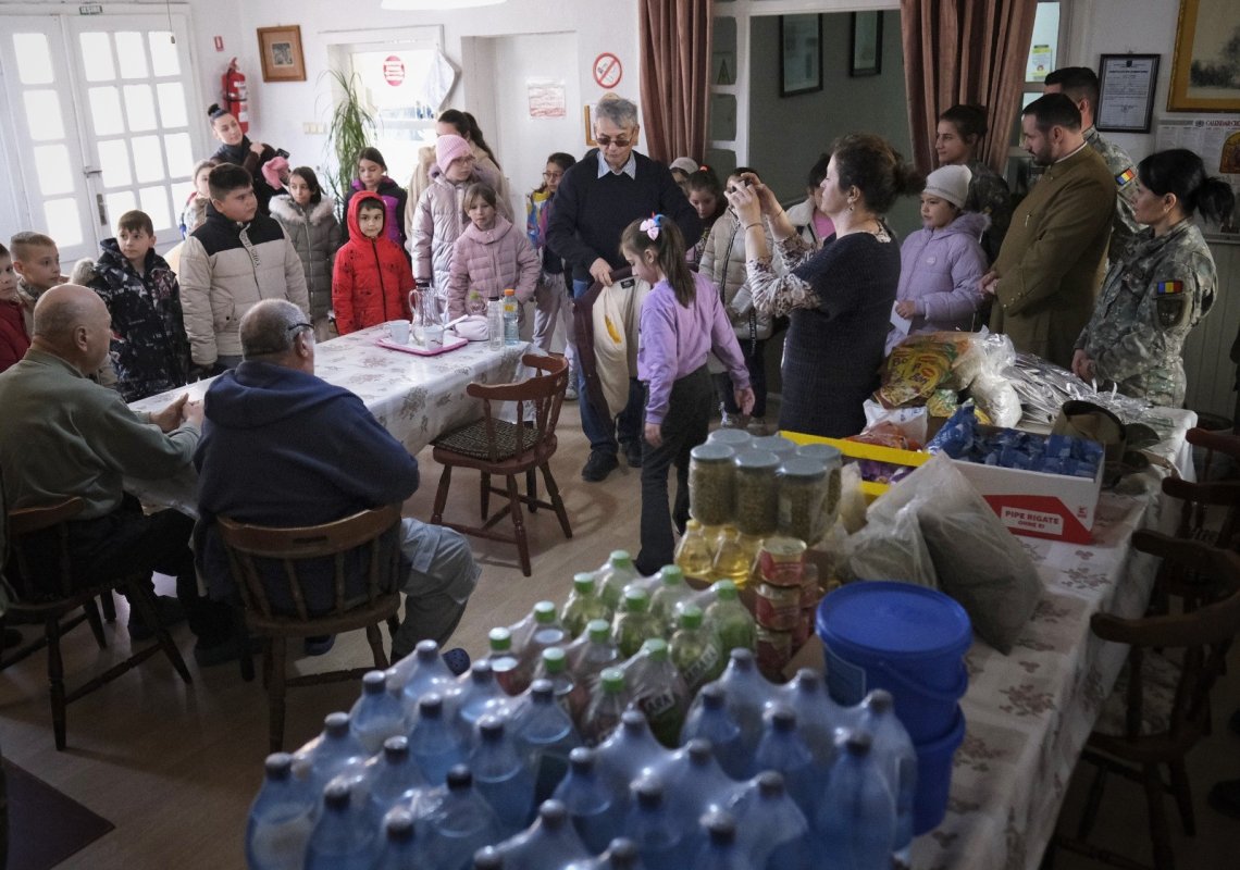 Militari lugojeni alături de persoane vârstnice 325417