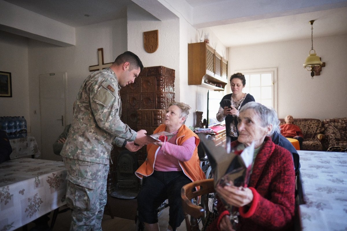 Militari lugojeni alături de persoane vârstnice 325418