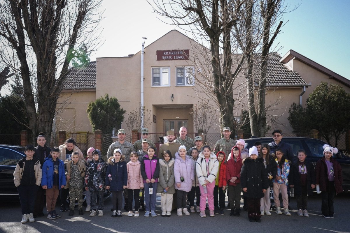 Militari lugojeni alături de persoane vârstnice 325419