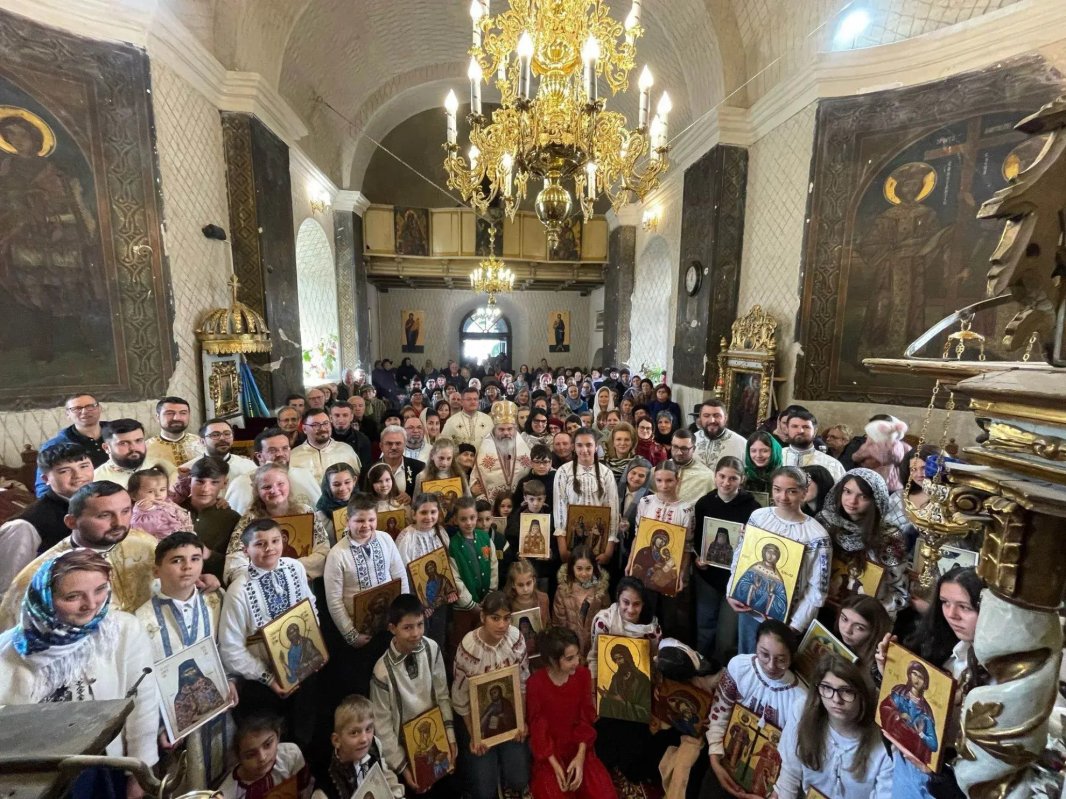 Liturghie arhierească la Bârlad în Duminica Ortodoxiei 325709