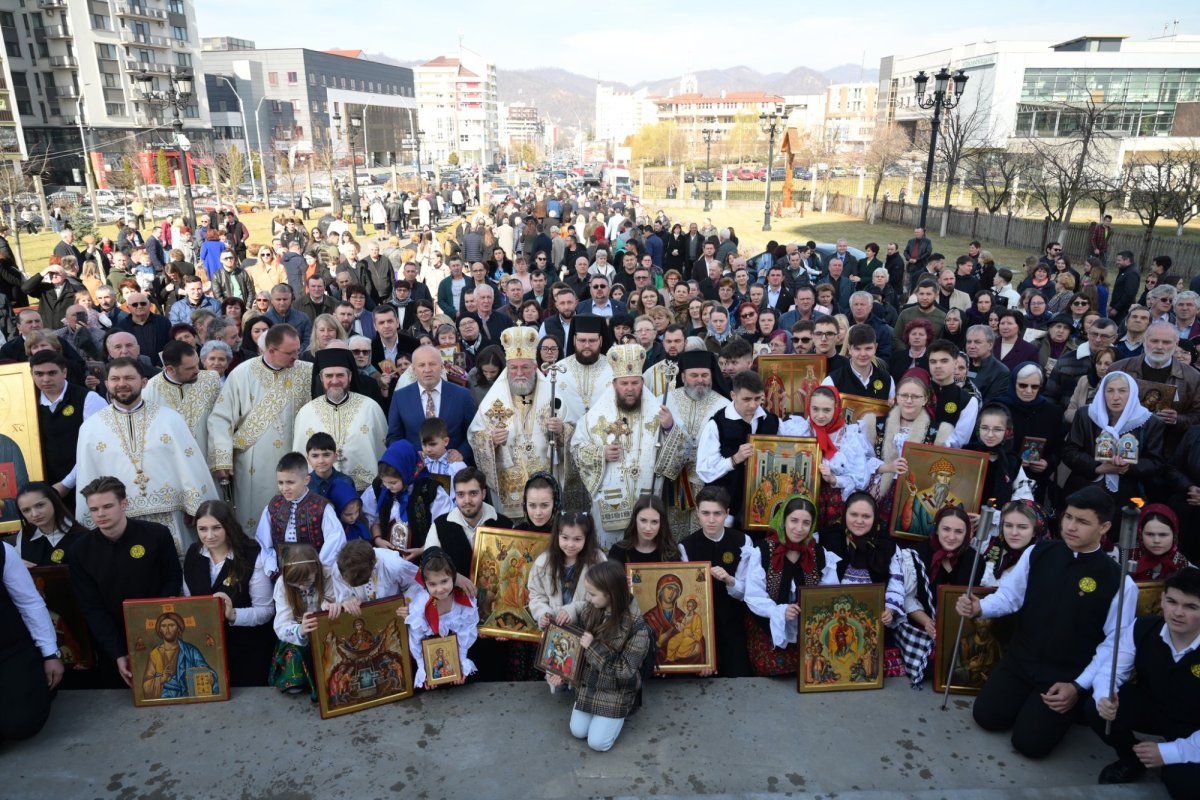 Procesiune la Catedrala Episcopală din Baia Mare în Duminica Ortodoxiei 325647