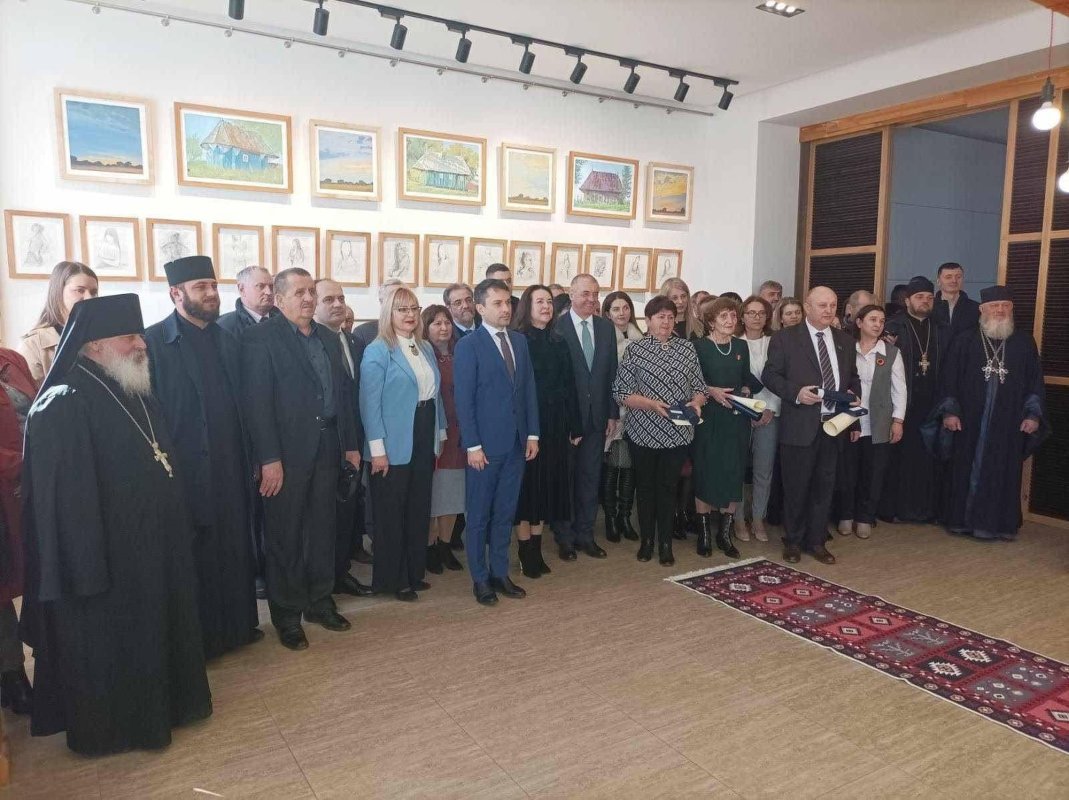 Secretarul de stat pentru Culte a vizitat comunitatea românească din Cernăuţi 325626