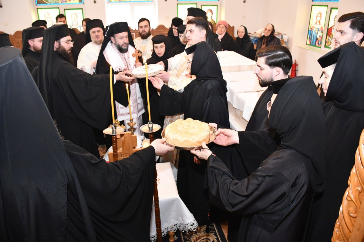 Deshumarea moaștelor Sfântului Cuvios Calistrat de la Timișeni și Vasiova 325786