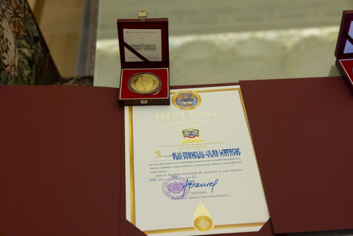 Distincții pentru jurnaliști TVR din partea Patriarhului României 325881