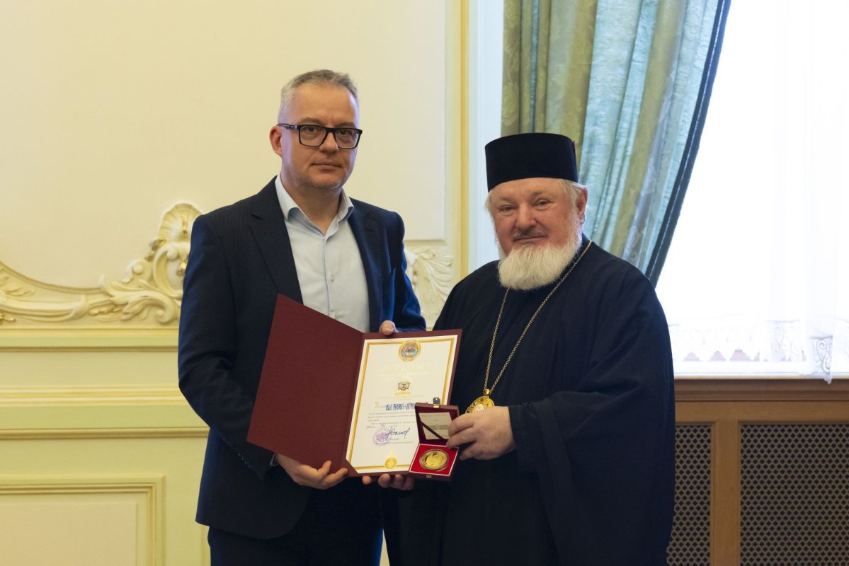 Distincții pentru jurnaliști TVR din partea Patriarhului României 325882