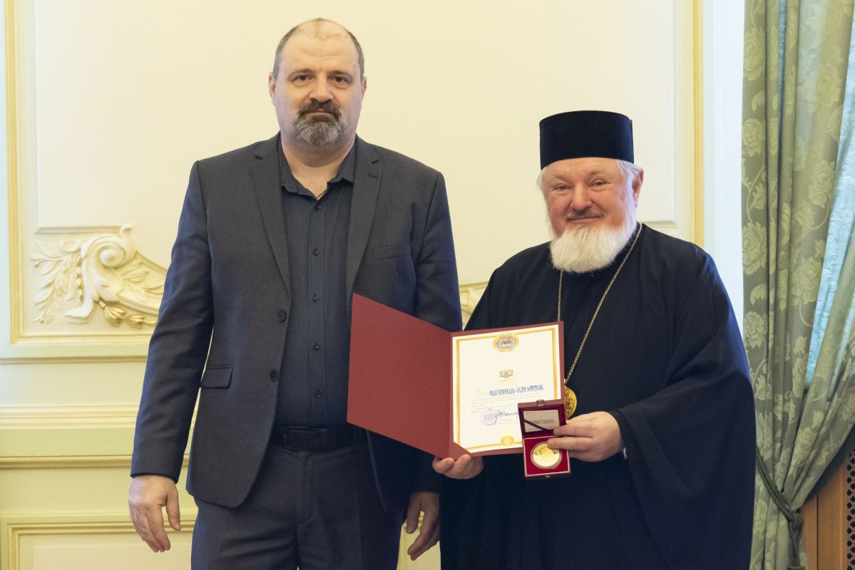 Distincții pentru jurnaliști TVR din partea Patriarhului României 325884