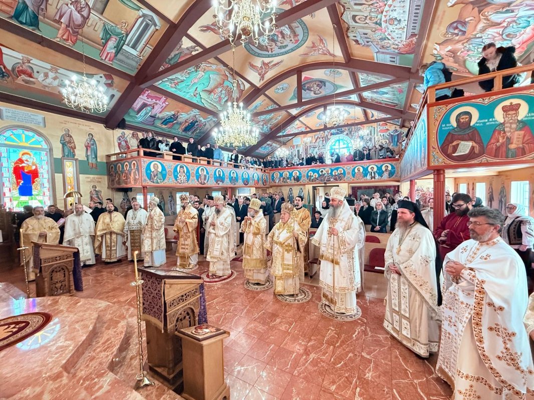 Sfinţirea veşmântului pictural al Catedralei româneşti din Chicago 325857
