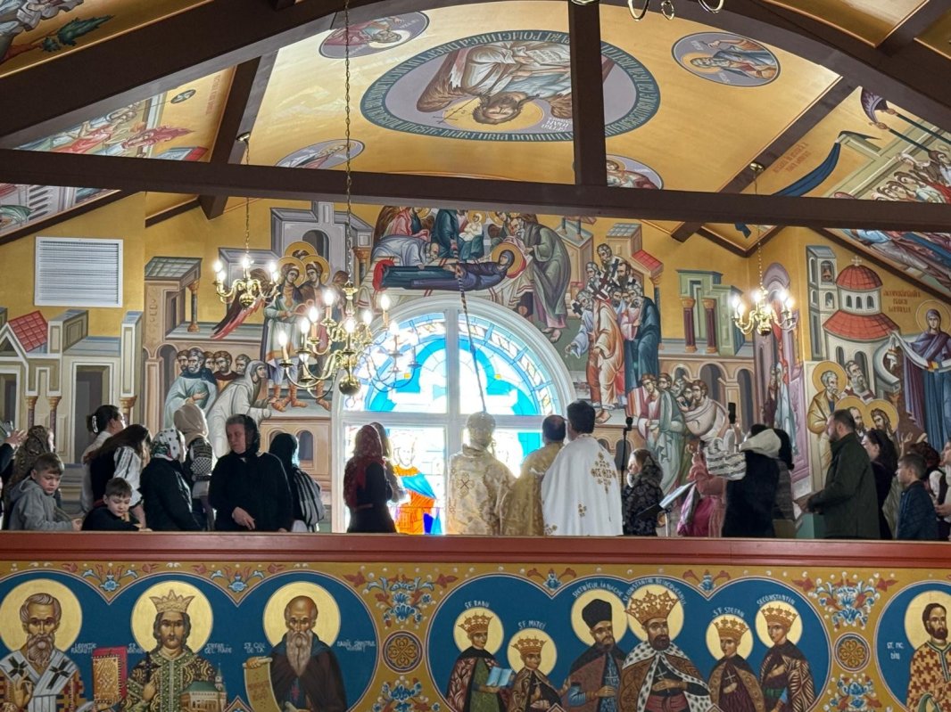 Sfinţirea veşmântului pictural al Catedralei româneşti din Chicago 325858
