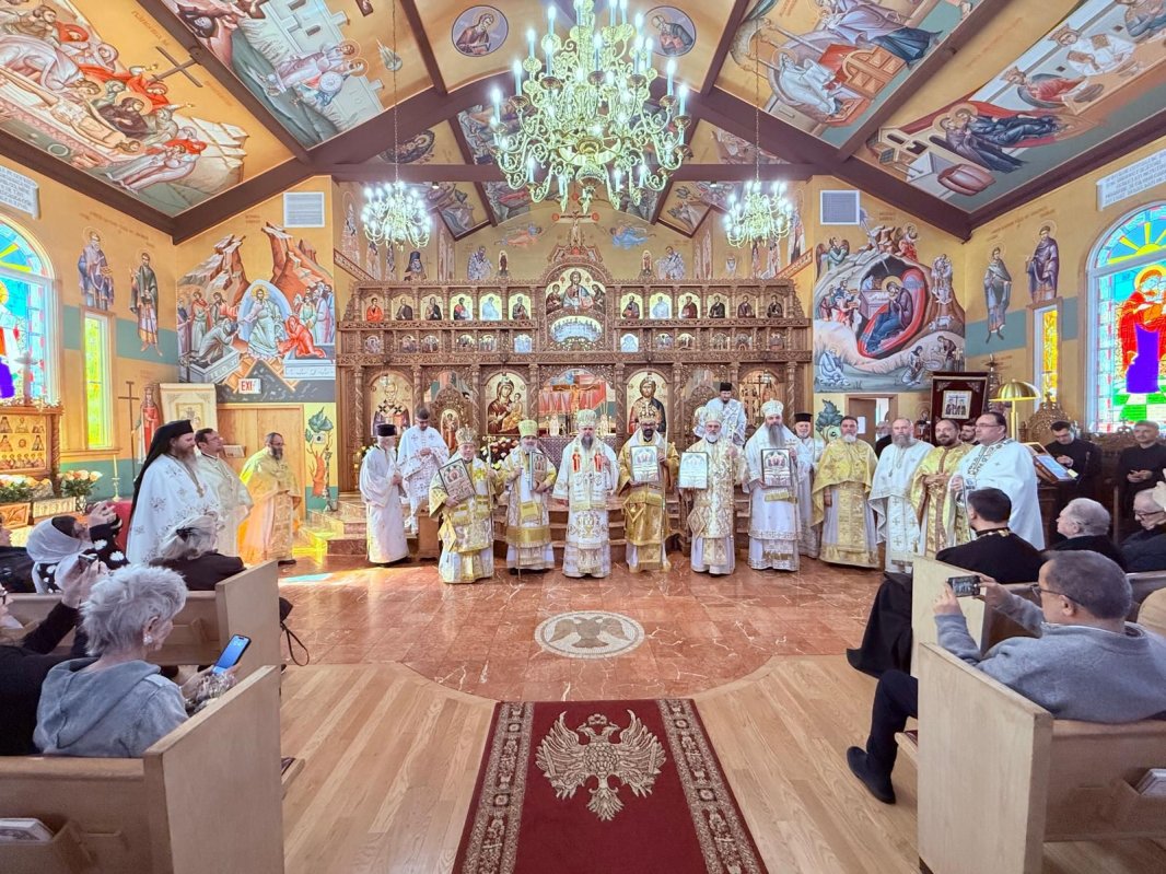 Sfinţirea veşmântului pictural al Catedralei româneşti din Chicago 325873