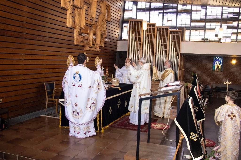 Vizite arhierești la parohii românești din Germania 326008