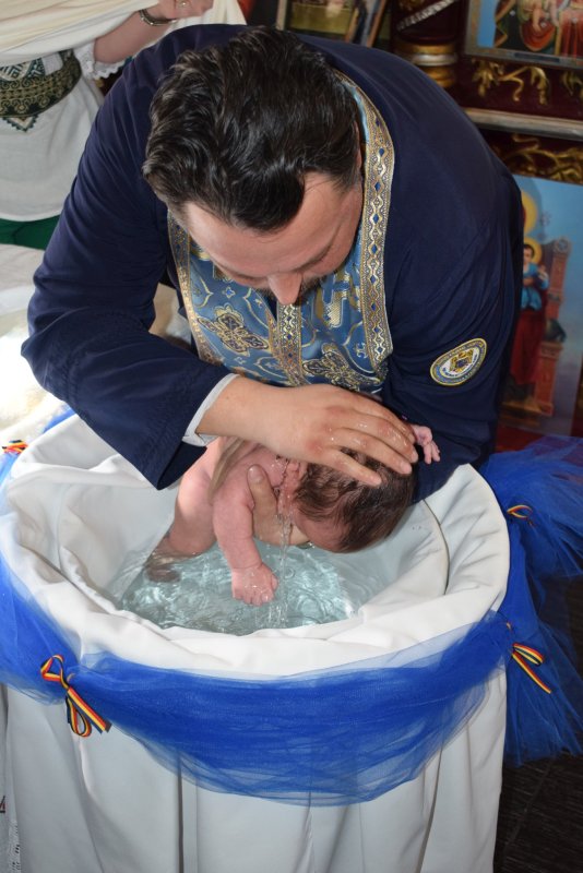 Primul botez în biserica penitenciarului de femei Târgşor 325363