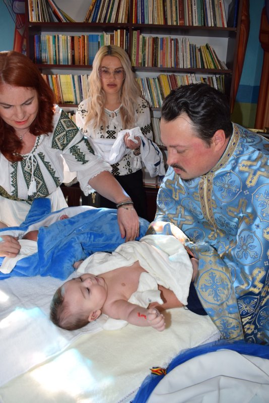 Primul botez în biserica penitenciarului de femei Târgşor 325365