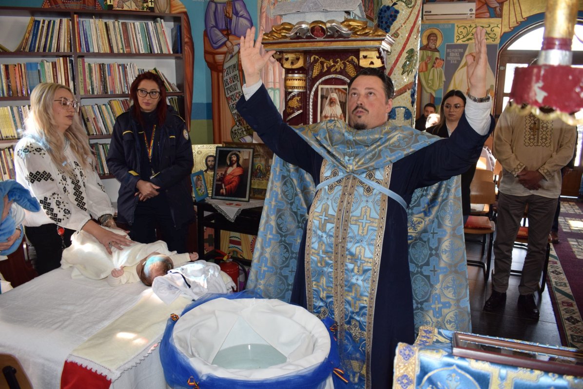 Primul botez în biserica penitenciarului de femei Târgşor 325370