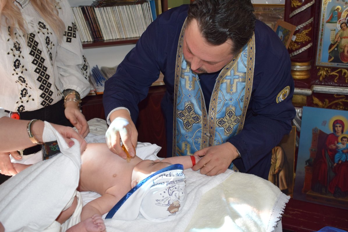 Primul botez în biserica penitenciarului de femei Târgşor 325371