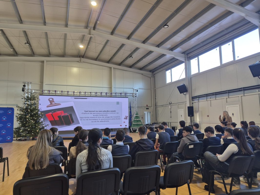 Cursuri de prevenire a traficului de persoane în școli prahovene 326148