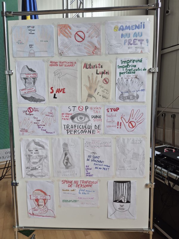 Cursuri de prevenire a traficului de persoane în școli prahovene 326149