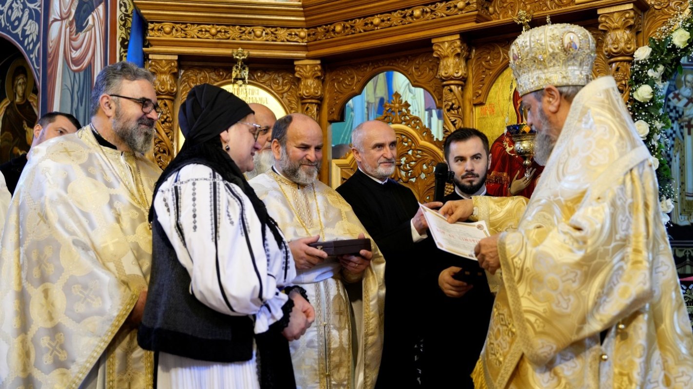 Liturghie arhierească la Slimnic, judeţul Sibiu 326107