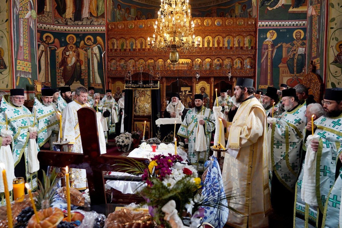 Mama starețului Mănăstirii Neamț, Elvira Sauciuc, a fost înmormântată 326165