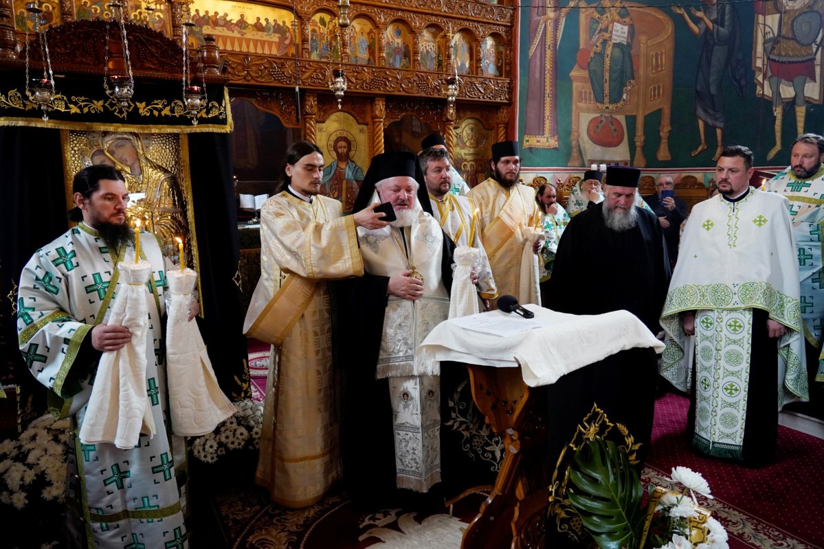 Mama starețului Mănăstirii Neamț, Elvira Sauciuc, a fost înmormântată 326171