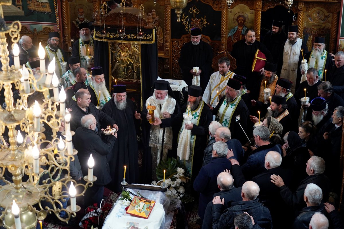 Mama starețului Mănăstirii Neamț, Elvira Sauciuc, a fost înmormântată 326174
