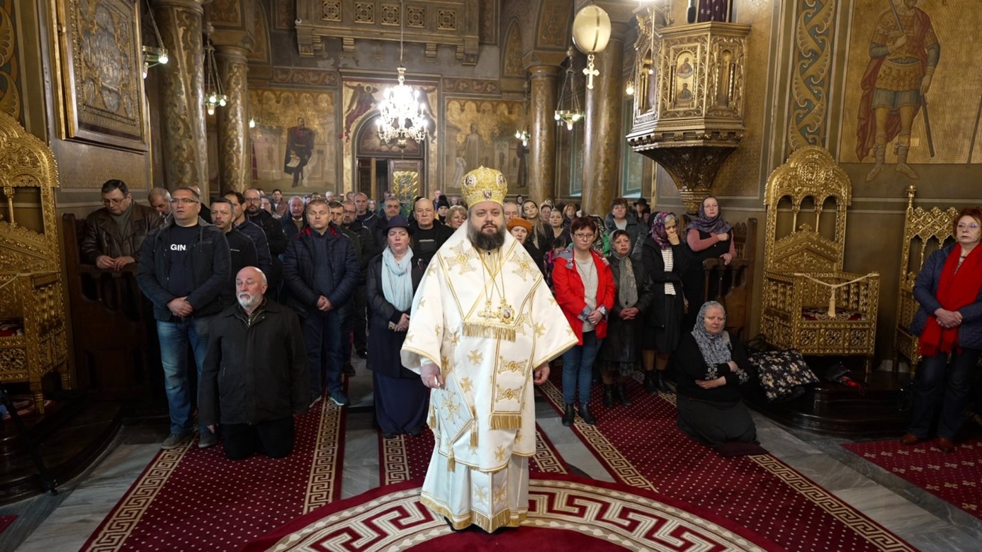 Popas de rugăciune la Mănăstirea Sinaia din județul Prahova  326541