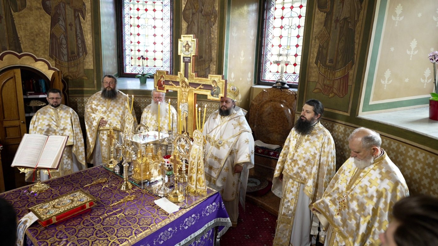 Popas de rugăciune la Mănăstirea Sinaia din județul Prahova  326542