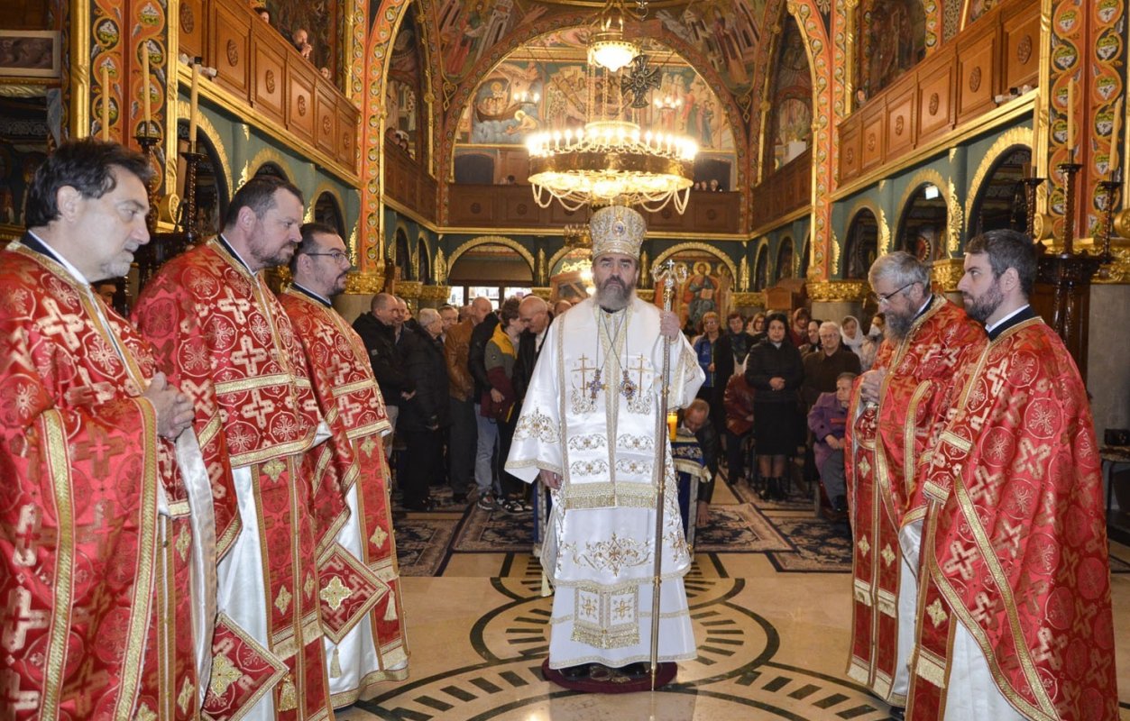 Slujirile ierarhilor hunedoreni în Duminica a treia din Postul Mare 326715